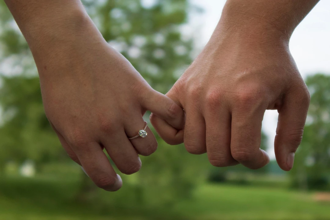 Comment choisir la bague de fiançailles idéale selon la personnalité de votre partenaire