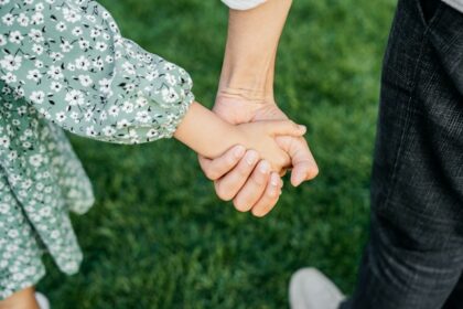 Pourquoi la gourmette reste-t-elle un cadeau si particulier pour un enfant ?