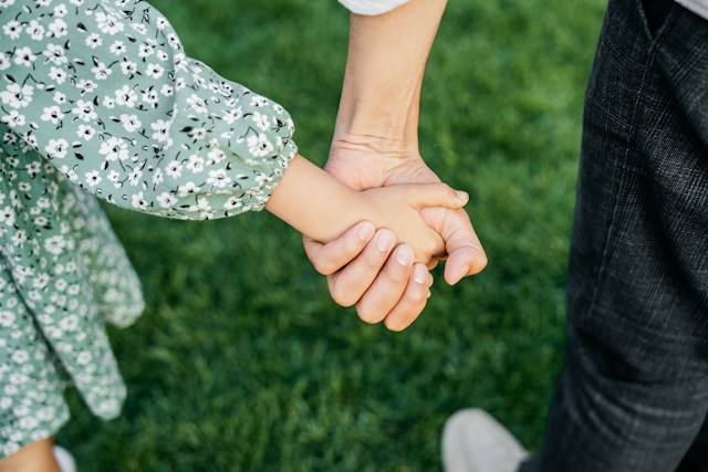Pourquoi la gourmette reste-t-elle un cadeau si particulier pour un enfant ?