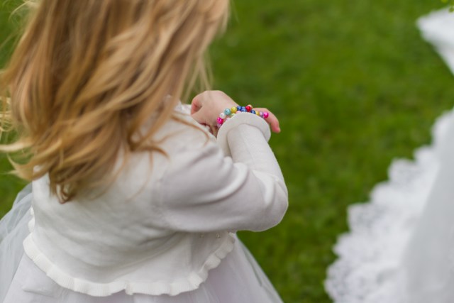 Pourquoi la gourmette reste-t-elle un cadeau si particulier pour un enfant ?