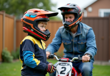 Sécurité en mini-moto pour enfants : les équipements essentiels Garçon et père préparant une minimoto en extérieur